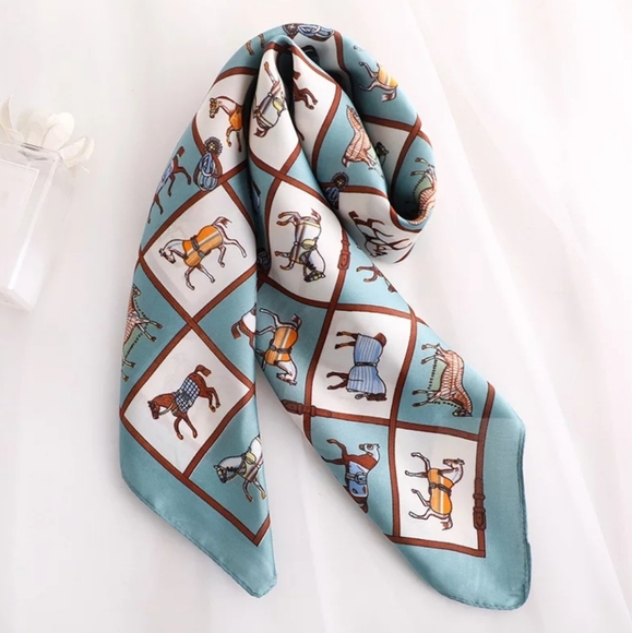 Beautiful Vintage Horse Pattern Silk-like Scarf - Picture 3 of 5